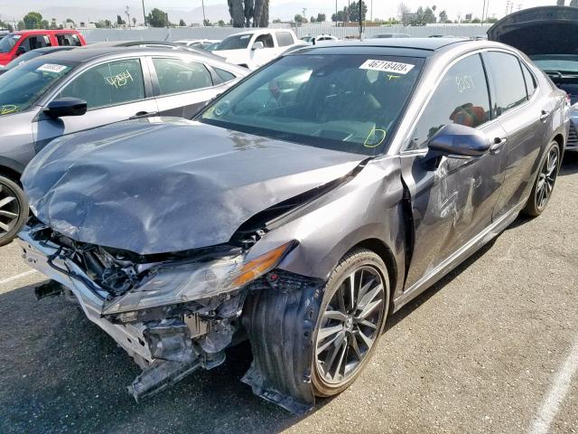 4T1BZ1HK0JU008213 - 2018 TOYOTA CAMRY XSE GRAY photo 2