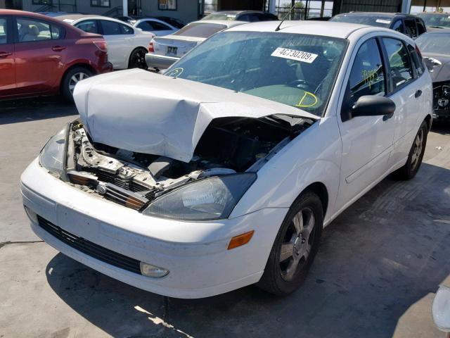 3FAHP37333R170542 - 2003 FORD FOCUS ZX5 WHITE photo 2