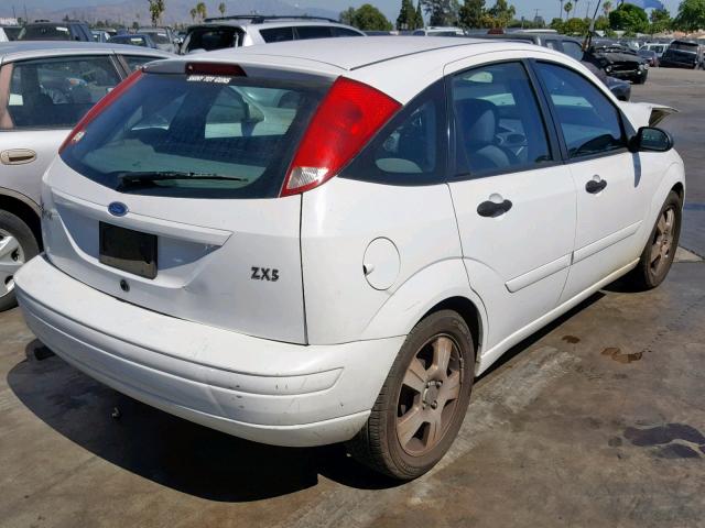 3FAHP37333R170542 - 2003 FORD FOCUS ZX5 WHITE photo 4