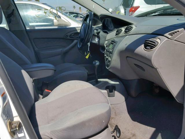 3FAHP37333R170542 - 2003 FORD FOCUS ZX5 WHITE photo 5