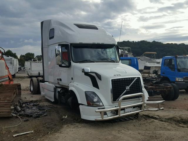 4V4NC9EH2FN915819 - 2015 VOLVO VN VNL WHITE photo 1