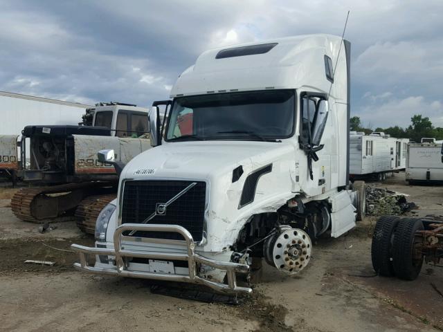 4V4NC9EH2FN915819 - 2015 VOLVO VN VNL WHITE photo 2