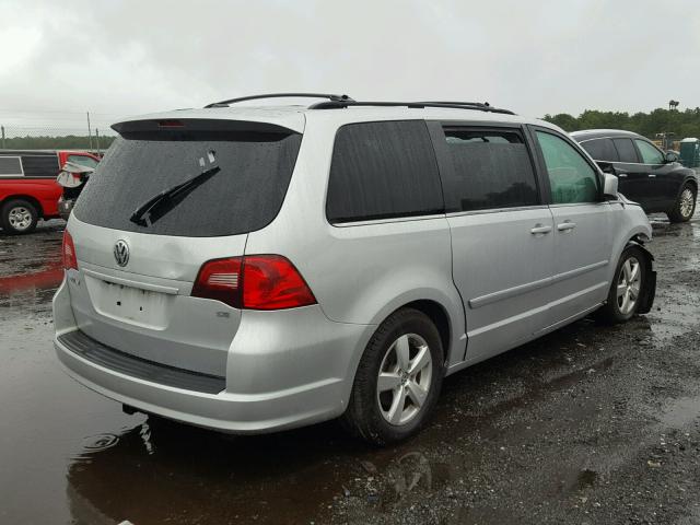 2V8HW34109R554474 - 2009 VOLKSWAGEN ROUTAN SE SILVER photo 4