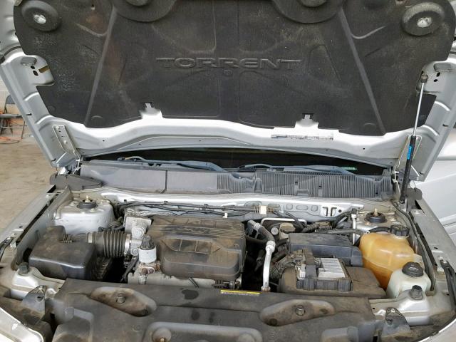 2CKDL63F666062703 - 2006 PONTIAC TORRENT SILVER photo 7