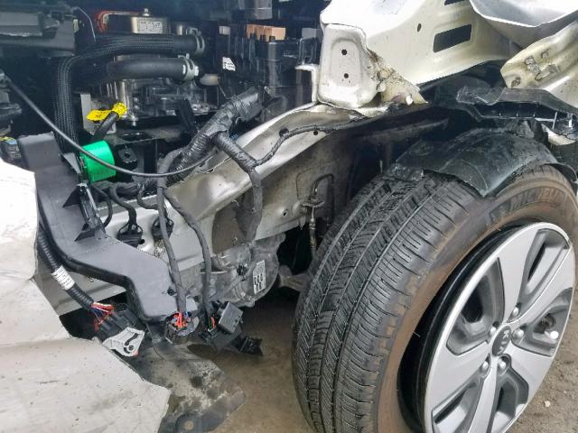 KNDCB3LC1J5205992 - 2018 KIA NIRO FE WHITE photo 9