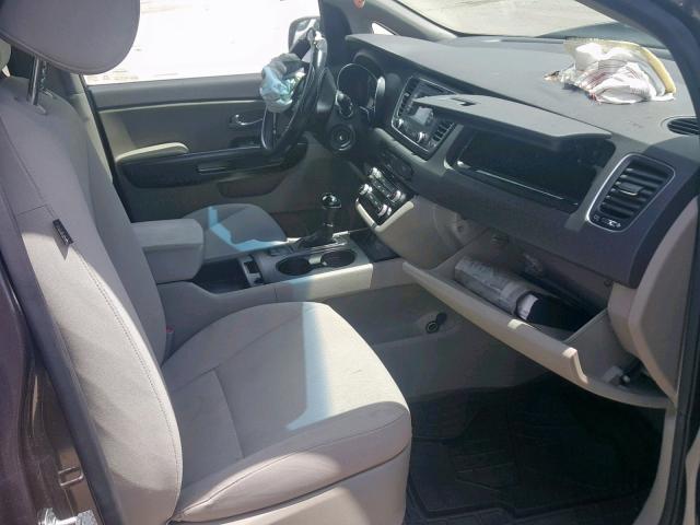 KNDMB5C19G6129116 - 2016 KIA SEDONA LX GRAY photo 5