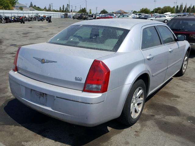 2C3KA53GX7H887919 - 2007 CHRYSLER 300 TOURIN SILVER photo 4