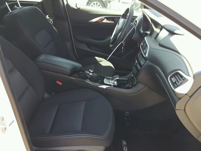 SJKCH5CP4JA047973 - 2018 INFINITI QX30 BASE WHITE photo 5