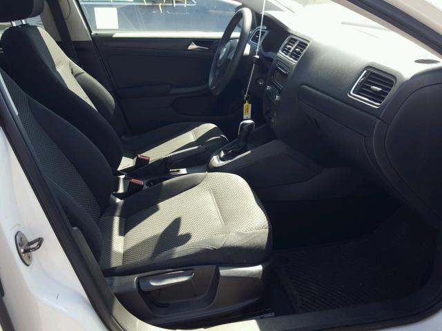 3VW2K7AJXBM391030 - 2011 VOLKSWAGEN JETTA BASE Սպիտակ լուսանկար 5