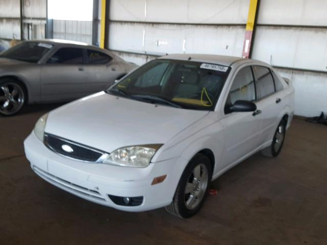 1FAHP34N47W185592 - 2007 FORD FOCUS ZX4 WHITE photo 2