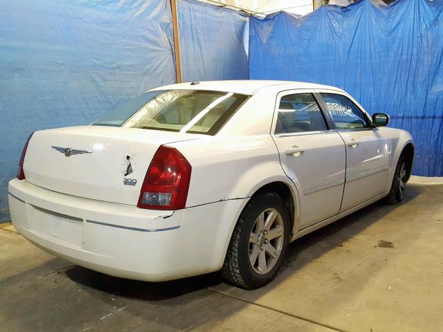 2C3KA53G36H257576 - 2006 CHRYSLER 300 TOURIN WHITE photo 4