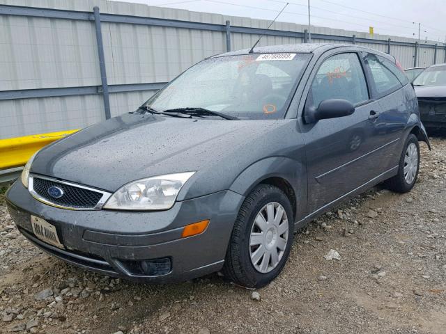1FAFP31N17W164971 - 2007 FORD FOCUS ZX3 GRAY photo 2