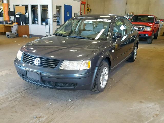 WVWMA23B6YP354163 - 2000 VOLKSWAGEN PASSAT GLS GRAY photo 2