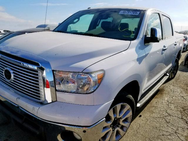 5TFHY5F10CX253274 - 2012 TOYOTA TUNDRA CRE WHITE photo 2