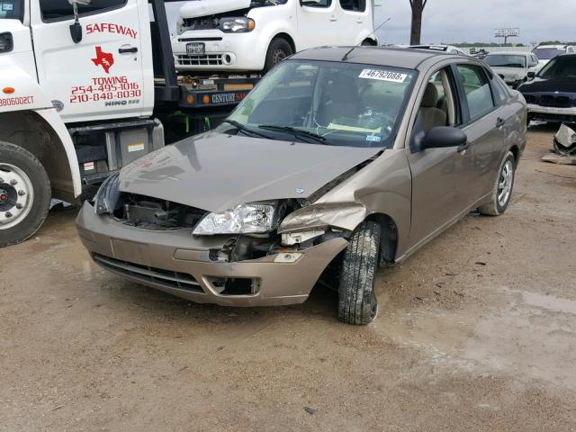 1FAFP34NX5W164718 - 2005 FORD FOCUS ZX4 GOLD photo 2