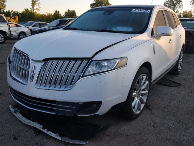 2LMHJ5FR5ABJ00310 - 2010 LINCOLN MKT WHITE photo 2