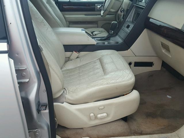 5LMFU28R33LJ44277 - 2003 LINCOLN NAVIGATOR 银色 照片 5