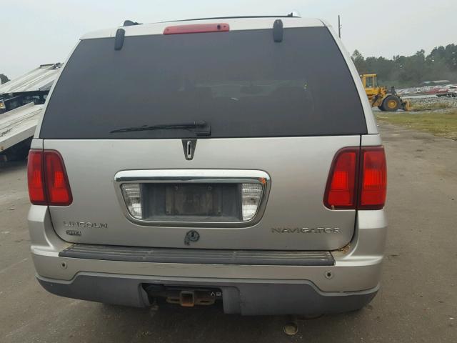 5LMFU28R33LJ44277 - 2003 LINCOLN NAVIGATOR 银色 照片 9