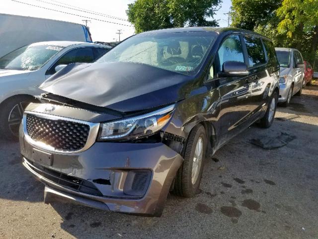 KNDMB5C13J6398610 - 2018 KIA SEDONA LX GRAY photo 2