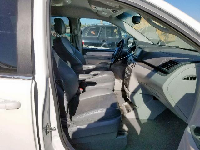 2V4RW3DG6BR625791 - 2011 VOLKSWAGEN ROUTAN SE WHITE photo 5