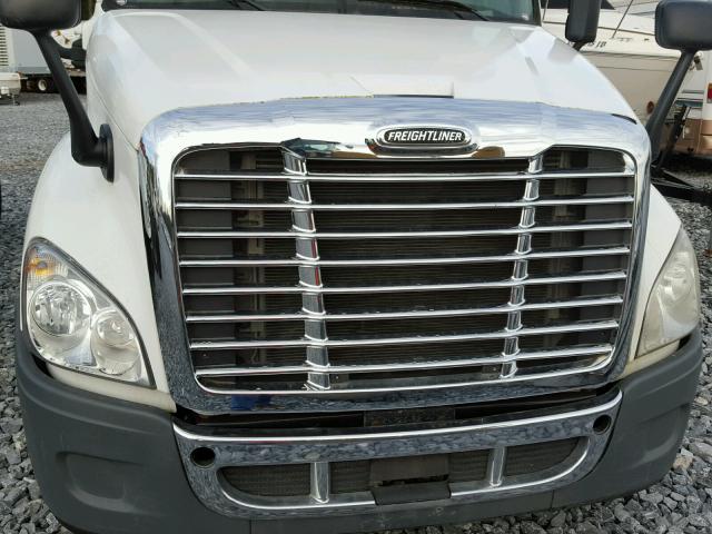 1FUJGLDRXDLFG5930 - 2013 FREIGHTLINER CASCADIA 1 WHITE photo 7