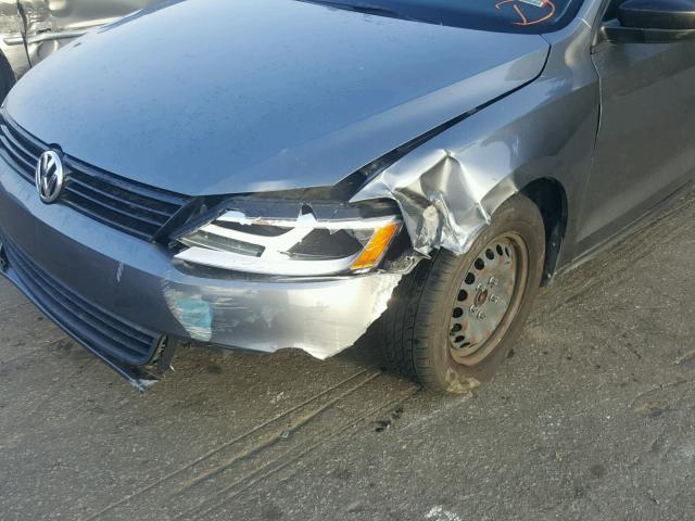 3VW2K7AJ2CM357049 - 2012 VOLKSWAGEN JETTA BASE 灰色 照片 9