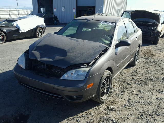 1FAFP34N85W291516 - 2005 FORD FOCUS ZX4 CHARCOAL photo 2