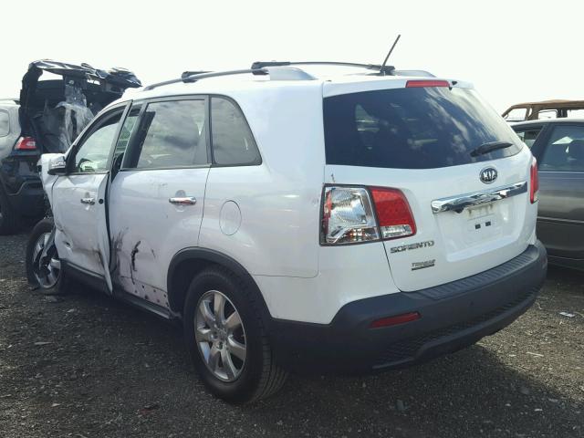 5XYKT4A66DG406438 - 2013 KIA SORENTO LX WHITE photo 3