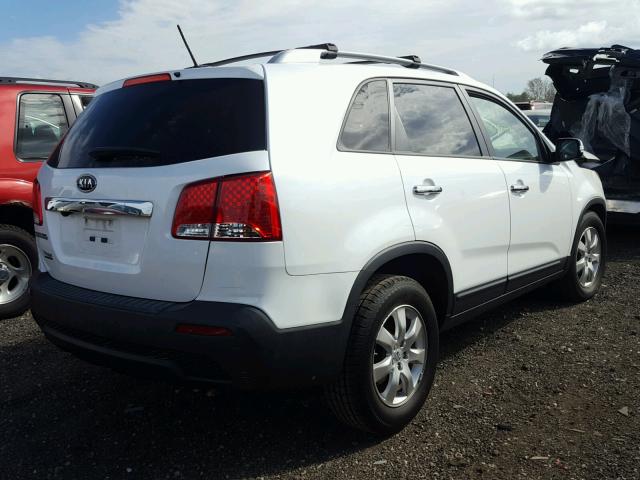 5XYKT4A66DG406438 - 2013 KIA SORENTO LX WHITE photo 4