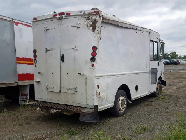 4UZAANCP15CV68847 - 2005 FREIGHTLINER CHASSIS M WHITE photo 4
