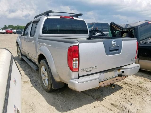 1N6AD07U06C468784 - 2006 NISSAN FRONTIER C SILVER photo 3