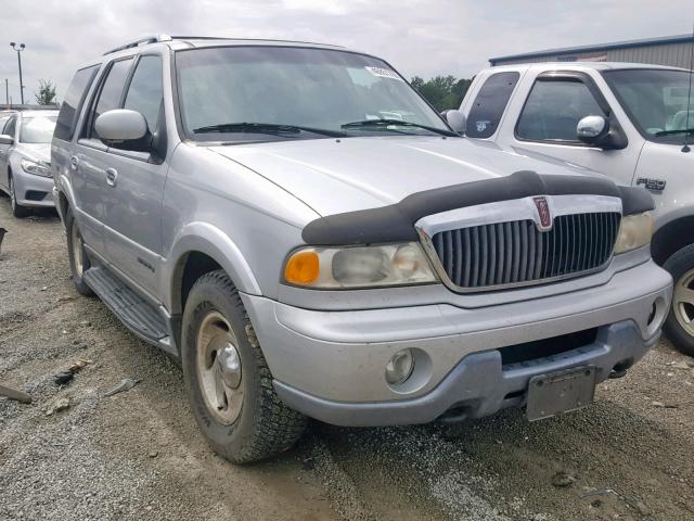 5LMPU28A0YLJ04664 - 2000 LINCOLN NAVIGATOR SILVER photo 1