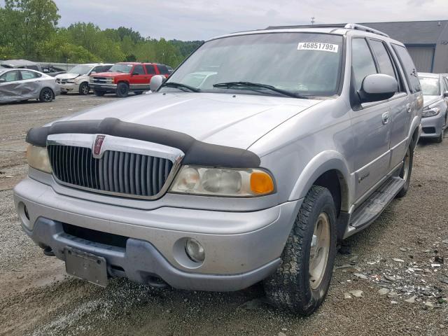 5LMPU28A0YLJ04664 - 2000 LINCOLN NAVIGATOR SILVER photo 2