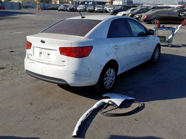 KNAFU4A22D5645924 - 2013 KIA FORTE EX WHITE photo 4