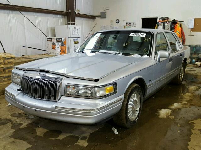 1LNLM83W1VY722100 - 1997 LINCOLN TOWN CAR C GRAY photo 2