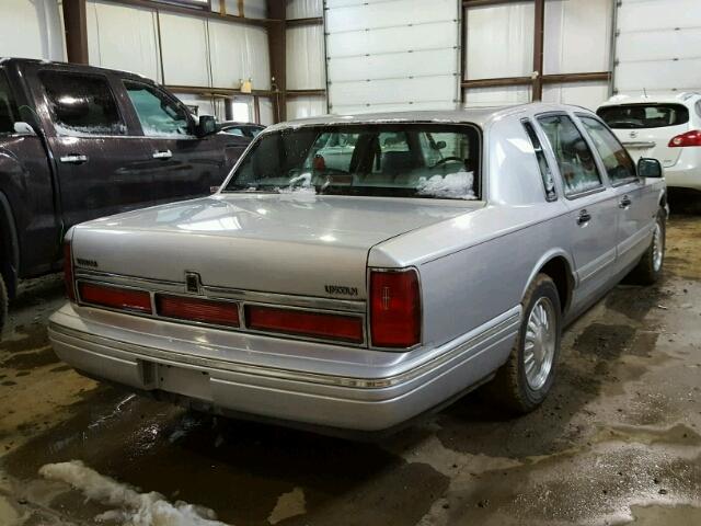 1LNLM83W1VY722100 - 1997 LINCOLN TOWN CAR C GRAY photo 4