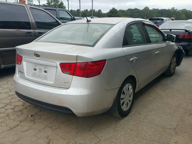 KNAFU4A27D5674495 - 2013 KIA FORTE EX WHITE photo 4