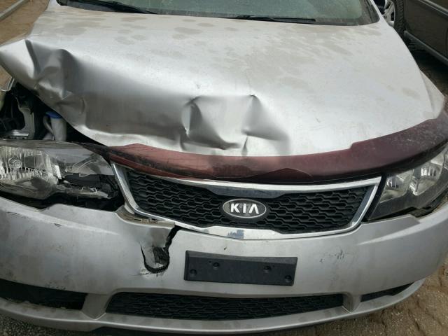 KNAFU4A27D5674495 - 2013 KIA FORTE EX WHITE photo 7