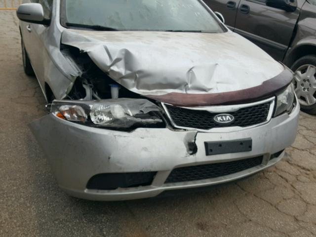 KNAFU4A27D5674495 - 2013 KIA FORTE EX WHITE photo 9