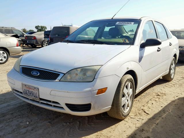 1FAHP34N57W359637 - 2007 FORD FOCUS ZX4 WHITE photo 2