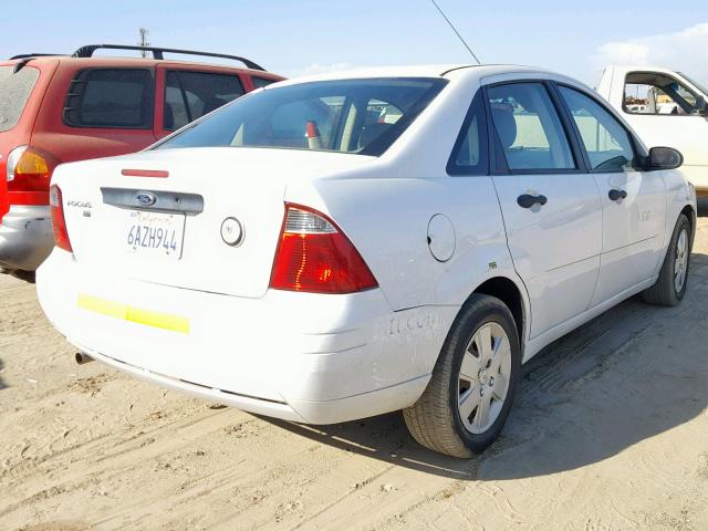 1FAHP34N57W359637 - 2007 FORD FOCUS ZX4 WHITE photo 4