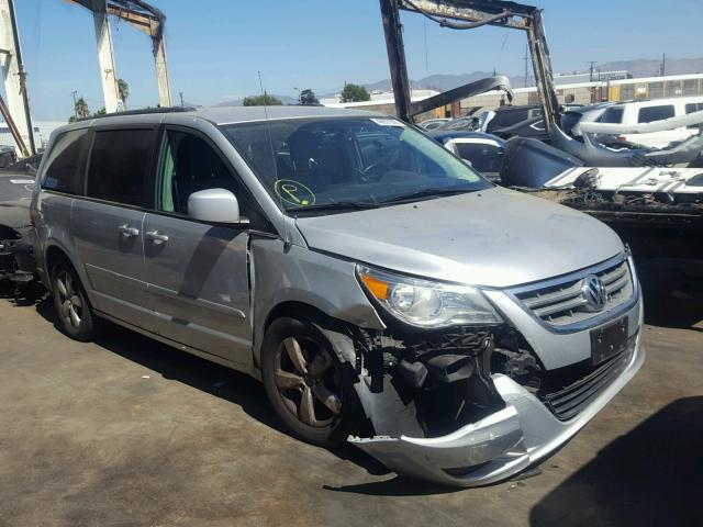 2V4RW3DG7BR621796 - 2011 VOLKSWAGEN ROUTAN SE SILVER photo 1