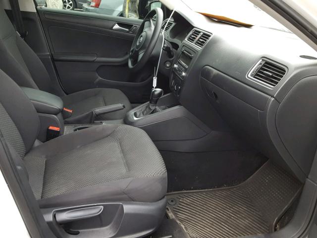 3VW2K7AJ4EM375491 - 2014 VOLKSWAGEN JETTA BASE Սպիտակ լուսանկար 5