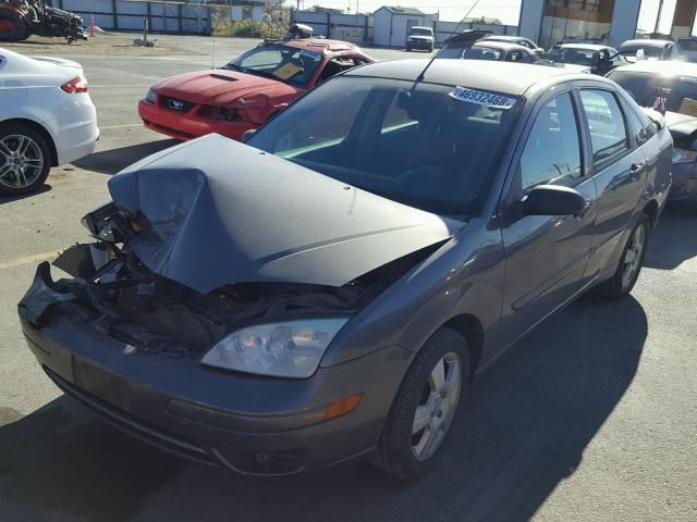 1FAFP34N67W150155 - 2007 FORD FOCUS ZX4 GRAY photo 2