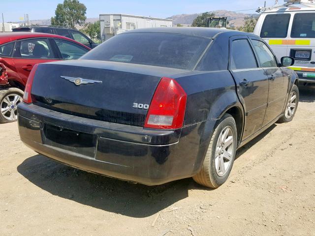 2C3KA43RX6H329000 - 2006 CHRYSLER 300 BLACK photo 4