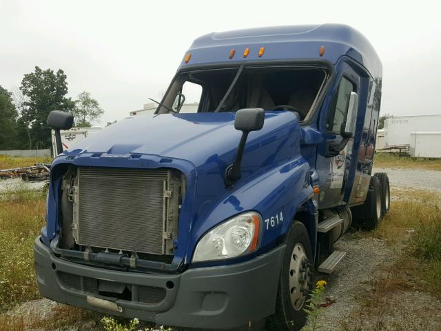 3AKJGLD5XFSGK6055 - 2015 FREIGHTLINER CASCADIA 1 BLUE photo 2