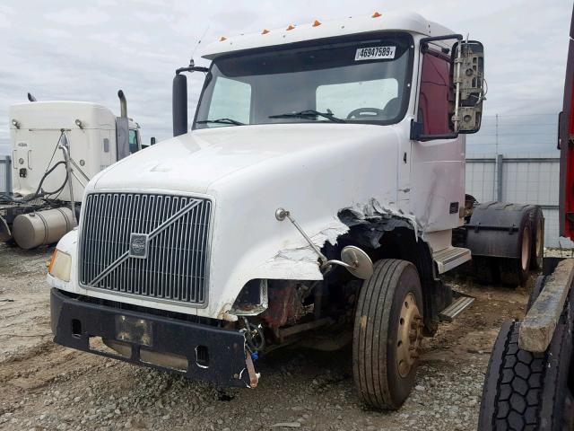 4V4ND1RH5YN231858 - 2000 VOLVO VN WHITE photo 2