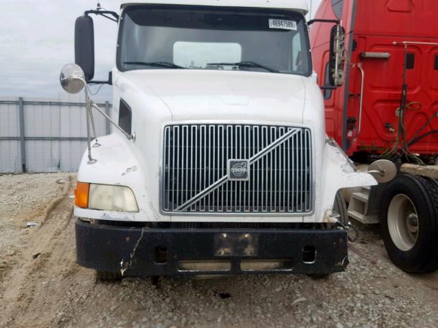 4V4ND1RH5YN231858 - 2000 VOLVO VN WHITE photo 7