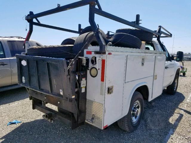 1GDHC24KX8E124689 - 2008 GMC SIERRA C25 WHITE photo 4