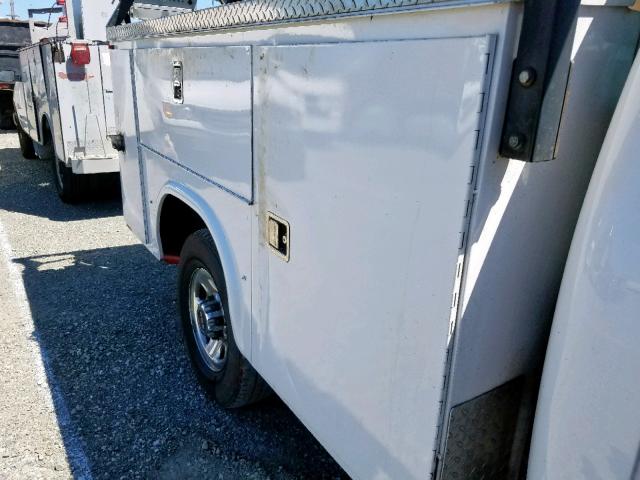 1GDHC24KX8E124689 - 2008 GMC SIERRA C25 WHITE photo 6